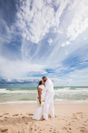 Beach-Bliss-with-a-Kiss